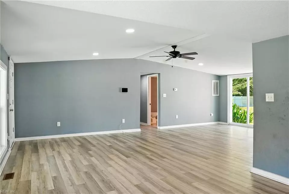Living - 1086 Johnson Cir, Franklin, VA 23851 photo 5 of 5