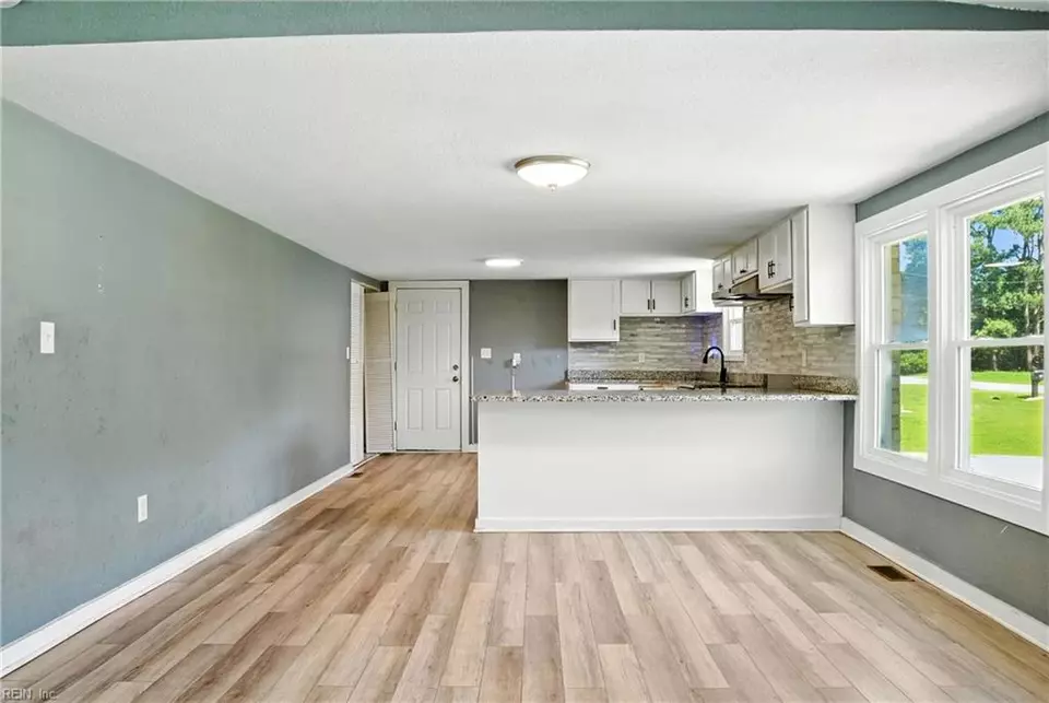 Living - 1086 Johnson Cir, Franklin, VA 23851 photo 4 of 5