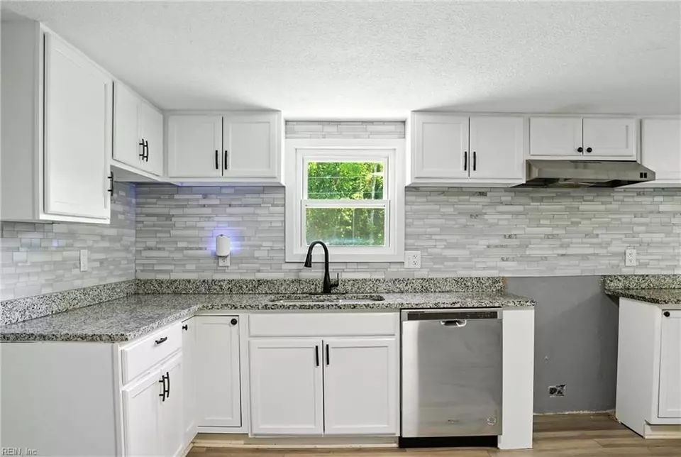 Kitchen - 1086 Johnson Cir, Franklin, VA 23851 photo 2 of 2