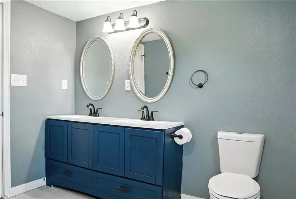 Bath - 1086 Johnson Cir, Franklin, VA 23851 photo 2 of 4
