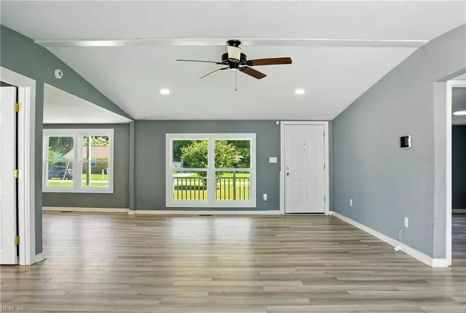 Living - 1086 Johnson Cir, Franklin, VA 23851 photo 3 of 5