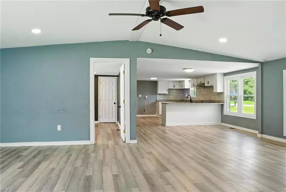Living - 1086 Johnson Cir, Franklin, VA 23851 photo 2 of 5