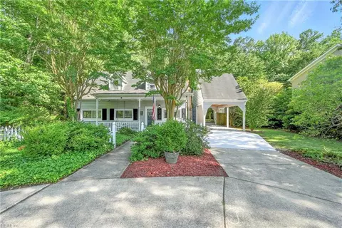 1068 Washington Dr, Chesapeake, VA 23322