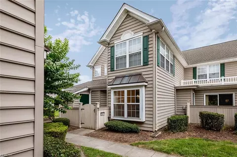 2547 Old Greenbrier Rd, Chesapeake, VA 23325