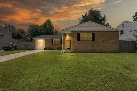 18 Banister Dr, Hampton, VA 23666