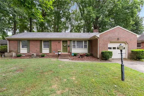 228 Shadywood Dr, Newport News, VA 23602