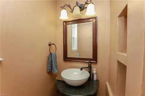 Bath - 117 Barksdale Rd, Hampton, VA 23669 photo 3 of 4