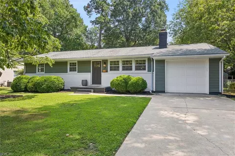 4 Heather Ln, Newport News, VA 23606