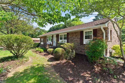1006 Showalter Rd, Yorktown, VA 23692