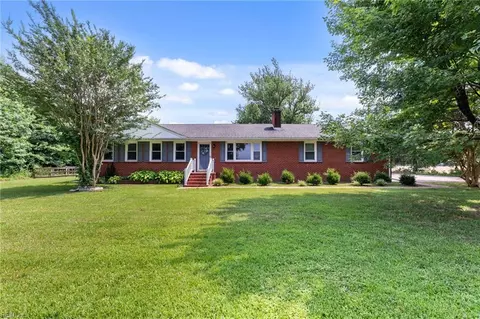 8016 Brays Point Rd, Hayes, VA 23072