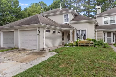323 Esplanade Pl, Chesapeake, VA 23320