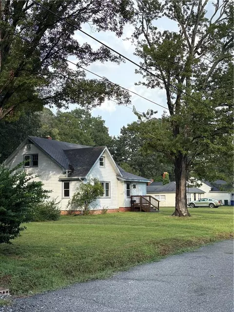 33 Mennonite Ln, Newport News, VA 23602