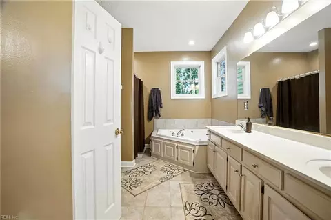 Bath - 140 Higgins Ln, Hampton, VA 23664 photo 3 of 4