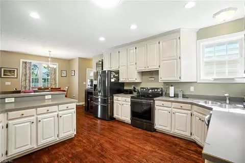 Kitchen - 140 Higgins Ln, Hampton, VA 23664 photo 2 of 3