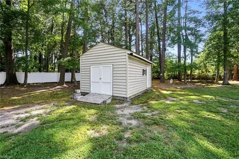 Exterior - 140 Higgins Ln, Hampton, VA 23664 photo 9 of 11