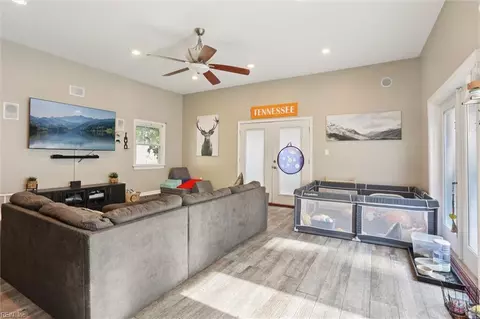 Living - 81 Brogden Ln, Hampton, VA 23666 photo 2 of 4