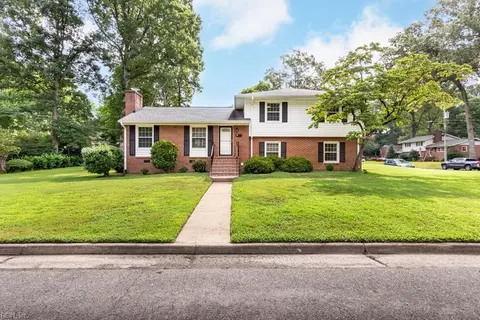 4 Royall Pl, Newport News, VA 23606