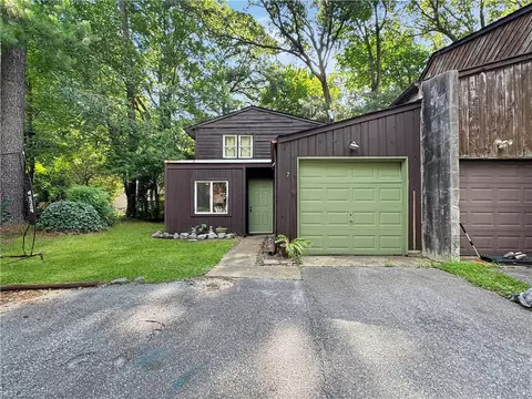 7 Keswick Cir, Chesapeake, VA 23320
