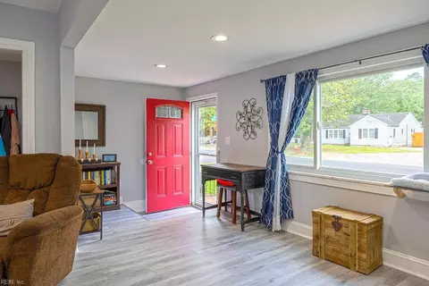 Entry Way - 307 Beaman St, Franklin, VA 23851 photo 1 of 6