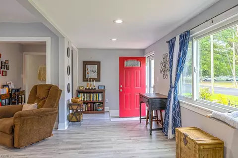 Entry Way - 307 Beaman St, Franklin, VA 23851 photo 2 of 6