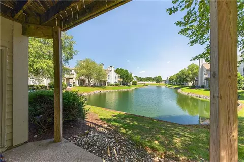 503 E Lake Cir, Chesapeake, VA 23322