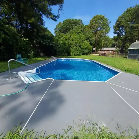 51 Sweetbriar Dr, Newport News, VA 23606