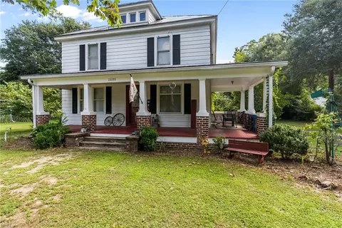 22293 Linden St, Courtland, VA 23837