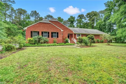 8 Pinckney Ln, Poquoson, VA 23662