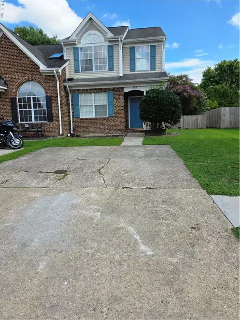 620 S Lake Cir, Chesapeake, VA 23322