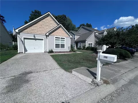 306 Dorothy Dr, Yorktown, VA 23692