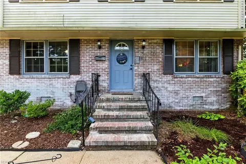 27 Boxwood Ln, Newport News, VA 23602