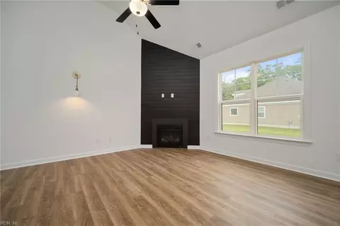 Living - 2223 Captiva Ln, Chesapeake, VA 23321 photo 2 of 4