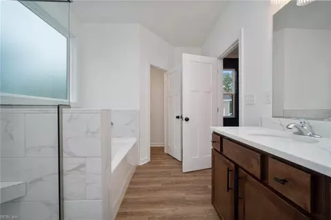 Entry Way - 2223 Captiva Ln, Chesapeake, VA 23321 photo 9 of 12