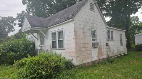 705 Canal Dr, Chesapeake, VA 23323