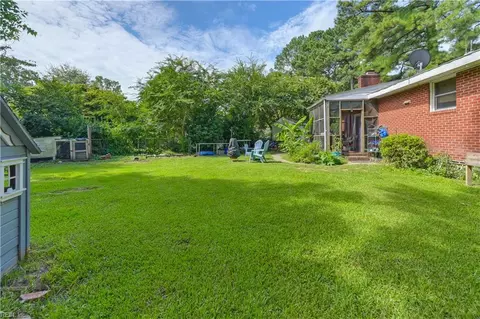 Exterior - 2021 Christopher Dr, Chesapeake, VA 23321 photo 10 of 11