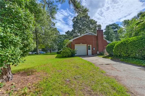 Exterior - 2021 Christopher Dr, Chesapeake, VA 23321 photo 7 of 11
