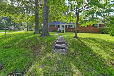 Exterior - 2021 Christopher Dr, Chesapeake, VA 23321 photo 3 of 11