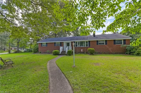 2021 Christopher Dr, Chesapeake, VA 23321