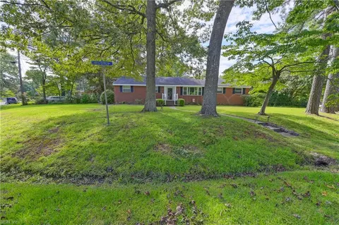 Exterior - 2021 Christopher Dr, Chesapeake, VA 23321 photo 2 of 11