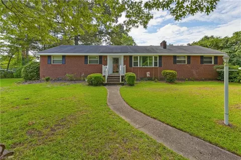 Exterior - 2021 Christopher Dr, Chesapeake, VA 23321 photo 4 of 11