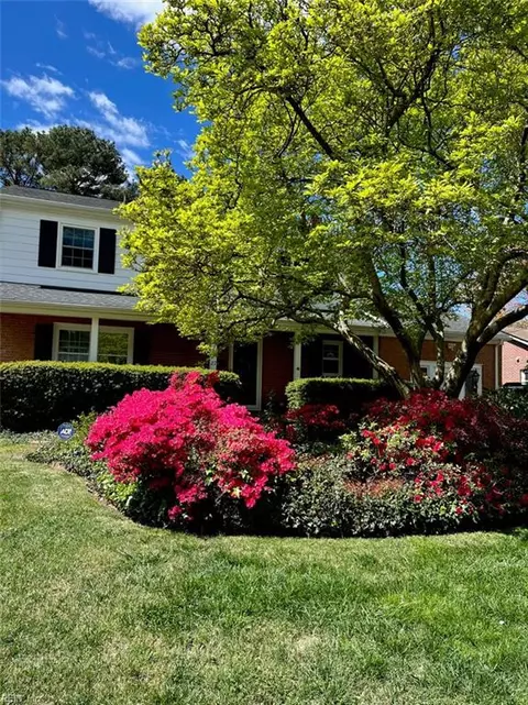 27 Huguenot Rd, Newport News, VA 23606