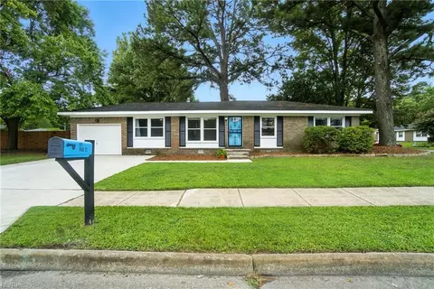 917 Page Ct, Chesapeake, VA 23323