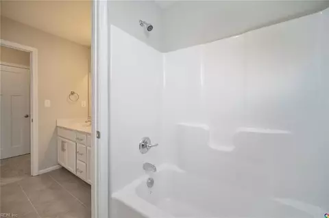 Bath - 2239 Captiva Ln, Chesapeake, VA 23321 photo 3 of 5