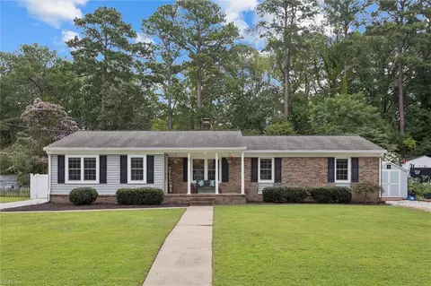 8 Hansom Dr, Poquoson, VA 23662