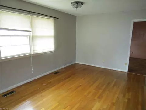 Living - 358 Lincoln St, Hampton, VA 23669 photo 1 of 2