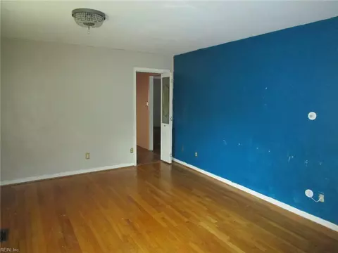 Living - 358 Lincoln St, Hampton, VA 23669 photo 2 of 2