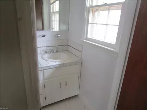 Bath - 358 Lincoln St, Hampton, VA 23669 photo 3 of 5
