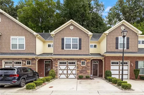 421 Green Meadow Dr, Chesapeake, VA 23320