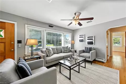 13 Riverdale Dr, Hampton, VA 23666