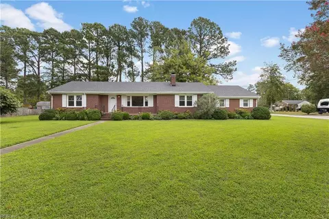 300 Red Point Dr, Smithfield, VA 23430